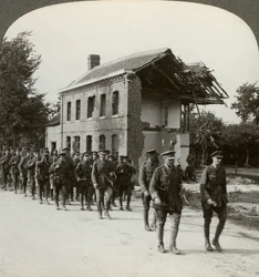 Territoriali londinesi in marcia, La Bassee Road, Francia settentrionale, Prima Guerra Mondiale