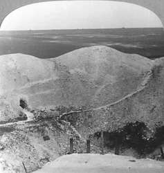 Cratere della miniera a La Boiselle, la Somme, Francia, Prima Guerra Mondiale, c1916-c1918