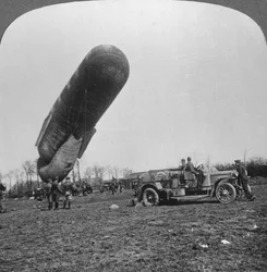 Pallone di osservazione in procinto di salire, Prima Guerra Mondiale, c1914-c1918