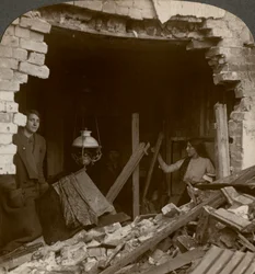 Il danno causato da una bomba di un dirigibile tedesco, Prima Guerra Mondiale
