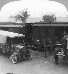 Truppe e rifornimenti vengono trasportati da una stazione ferroviaria alla linea del fronte, Prima Guerra Mondiale, c1914-c1918