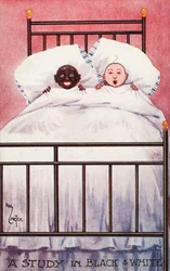 Bambini bianchi e neri in un letto