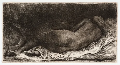 La donna nuda, dormendo con le natiche al vento