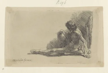 Giovane uomo seduto a terra con una gamba distesa