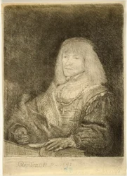 Uomo alla scrivania con croce e catena