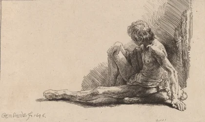 Uomo nudo seduto a terra con una gamba estesa