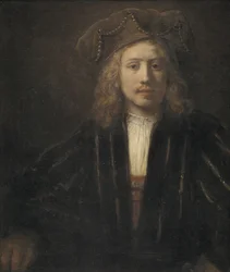Giovane uomo con cappello ornato di perle