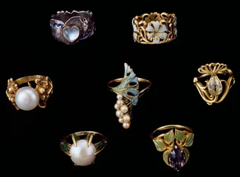 Anelli in oro, argento e rame con smalto, opale, perle, ametiste e diamanti brillanti