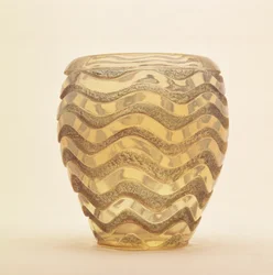 Vaso pesante modellato con design a onde in rilievo lucido di Lalique, c.1902