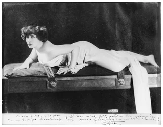 Colette (1873-1954) in posa, 1909