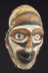 Maschera fatta da un cranio umano, Nuova Britannia, Papua Nuova Guinea