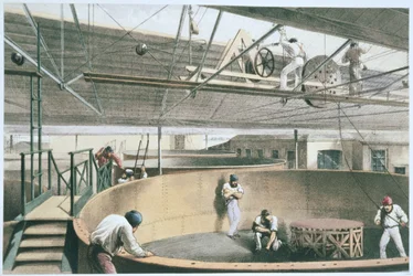 Avvolgimento del cavo telegrafico nelle vasche dello stabilimento di Greenwich, da "The Atlantic Telegraph" di William Howard Russell, pubblicato nel 1866 (litografia a colori) (vedi anche 192775-779)