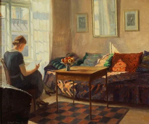Una donna che legge alla finestra