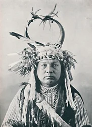 Un nativo americano con copricapo di corna di bufalo, 1912