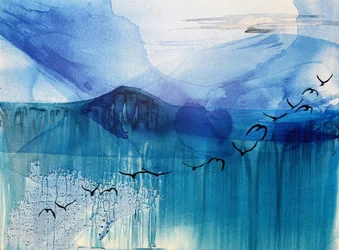 Sereno paesaggio marino blu con uccelli