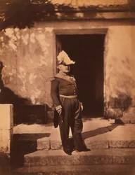 Maresciallo francese Pélissier, ritratto a figura intera in uniforme e cappello, in piedi davanti a un edificio, guerra di Crimea, Crimea, Ucraina