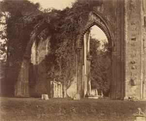 Abbazia di Glastonbury, archi della navata laterale nord