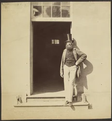 Uomo in piedi in una porta della caserma di Hythe