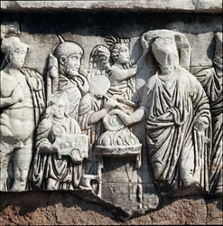 Decennalia della tetrarchia, rappresentante un tetrarca incoronato da una Vittoria che fa una libagione al dio Marte - Bassorilievo dedicato al generale e politico Stilicone (Flavio Stilicone o Stiliccho, 360-408), basato su una colonna onoraria, Foro Roma
