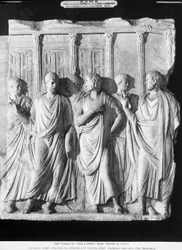 Un gruppo di senatori fuori dal Tempio di Giove