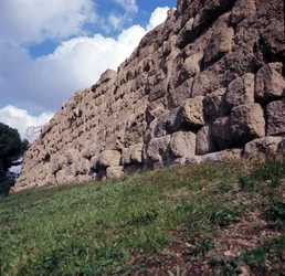 Antica Roma, periodo arcaico: vista delle rovine del muro serviano, primo recinto della città di Roma, costruito sotto il re Servio Tullio. VI secolo a.C. Italia
