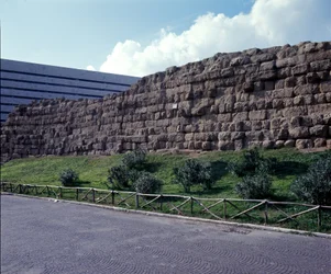 Antica Roma, periodo arcaico: vista delle rovine delle mura serviane, prima cinta della città di Roma, costruita sotto il re Servio Tullio. VI secolo a.C. Italia