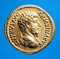 Aureo (dritto) con il busto di Lucio Vero (AD 161-AD 169) drappeggiato e corazzato. Iscrizione: L VERVS AVG ARMENIACVS