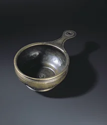 Patera di bronzo ornata sul rigonfiamento, base e manico, da Whitehill, Westruther