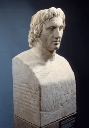 Busto di Alessandro Magno, noto come «Hermes Azara», opera romana da una statua in bronzo di Lisippo. Circa 330 a.C. Parigi, Museo del Louvre