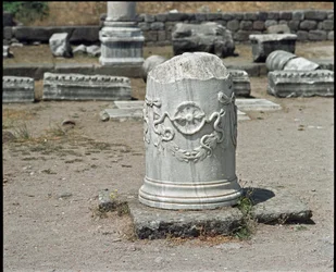 Colonna decorata con il simbolo del dio Asclepio. Santuario di Asclepio (283 a 133 a.C.)
