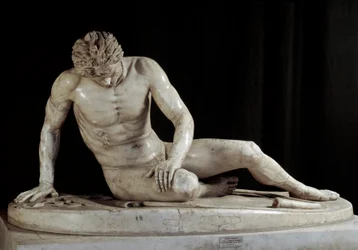 Gallo morente - Il Galata morente - "Guerriero galata morente". Scultura in marmo del Gruppo Ludovisi da un originale in bronzo del 220-210 a.C. Altezza 93 cm, Roma, Musei Capitolini