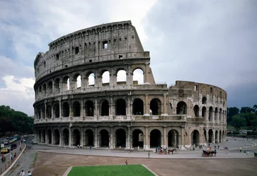 Vista esterna del Colosseo, costruito tra il 70 e l
