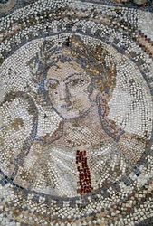 Volto femminile, mosaico nella città romana di Volubilis