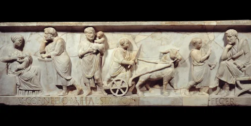 Frammento del sarcofago di Marco Cornelio Stazio, circa 150 d.C. - Roma antica: fronte di un sarcofago romano. Scena della vita di un bambino, dalla nascita all