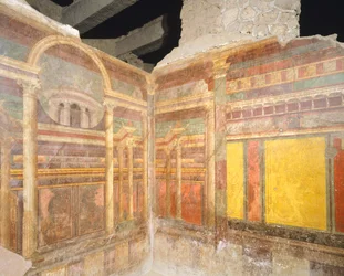 Affreschi in secondo stile pompeiano raffiguranti falsa architettura, da una stanza della Villa dei Misteri, Pompei, Campania, civiltà romana