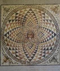 Mosaico geometrico con Dioniso al centro scoperto in una villa romana a Corinto, Grecia, Civiltà Romana, seconda metà del II secolo - inizio III secolo d.C.