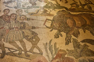 Sala della Grande Caccia, scena di caccia in mosaico pavimentale, Villa Romana del Casale, Piazza Armerina, Sicilia, Italia