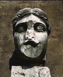 Testa di una statua, Ostia Antica, Italia