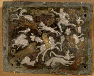 Piatto intarsiato: scene di caccia in bronzo con intarsi in argento e rame