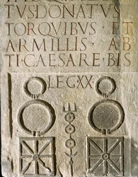 Insegne incise della Ventesima Legione Vittoriosa Valeriana, legione romana fondata nel I secolo d.C.