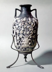 Piccola anfora chiamata vaso blu che mostra una scena dionisiaca
