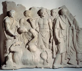 Rilievo in marmo dal Foro di Traiano: scena di aruspice (indovino etrusco) che consulta le viscere di un toro con sacerdote e littori. Intorno al 120 d.C. Parigi, Museo del Louvre