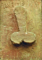 Placca con fallo circondato da scritte latine «Hic habitat felicitas»