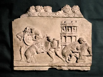 ARTE ROMANA: Bassorilievo in terracotta raffigurante tre gladiatori che combattono ...