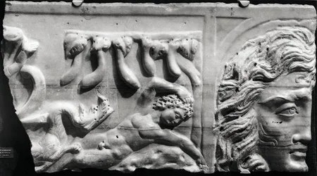 Rilievo che raffigura Giona e la balena, dalle catacombe di Santa Priscilla, Roma