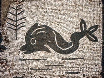 Rappresentazione di un delfino da un mosaico nella piazza delle Corporazioni di Ostia antica.