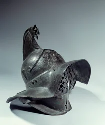 Antichità romana: elmo da gladiatore usato durante i combattimenti. Ritrovamento a Pompei. Parigi, Museo del Louvre