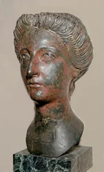 Arte romana: busto in bronzo di una donna con lo stile del regno degli Antonini (92-162 d.C.) Roma, Museo della Civiltà Romana