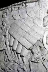Arte romana: assalto dei romani durante la prima guerra. Stampo del 1862 che riproduce i bassorilievi della colonna di Traiano a Roma