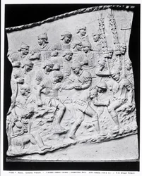 Soldati romani che curano i feriti, un calco preso dalla Colonna Traiana, 113 d.C. (marmo)